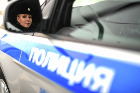 Полиция Екатеринбурга проверяет обстоятельства изъятия за долги машины со спящим в ней ребенком