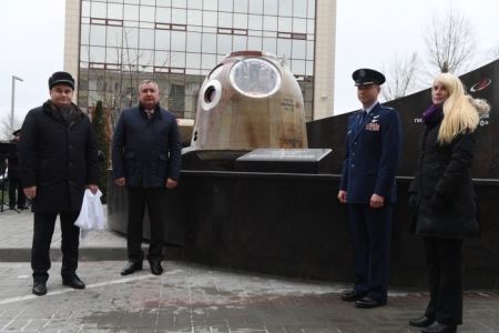Монумент в честь спасения экипажа аварийного "Союза" открыли в Москве