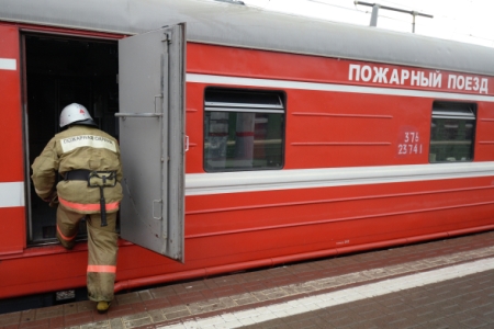 Пожарный поезд привлекут для тушения пожара в кемеровском мебельном центре