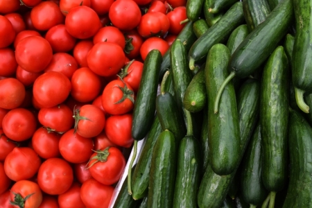 Правительство РФ планирует запретить госзакупки импортных помидоров и огурцов