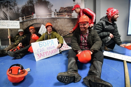 Горняки шахты "Алексиевская" не вышли на работу из-за долгов по зарплате