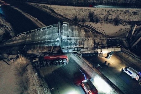 Мост на окраине Оренбурга обрушился из-за проезда по нему грузовика с щебнем