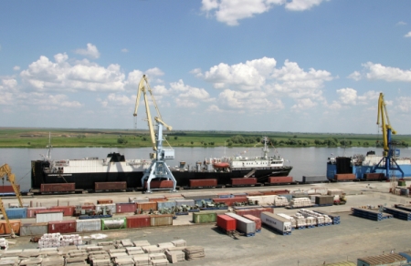 Акимов поручил доработать проект контейнерного терминала в морском порту Оля