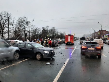 Петербуржец во время тест-драйва устроил аварию с участием 13 машин