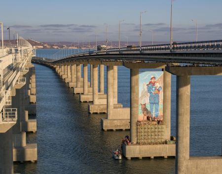 Строителям Крымского моста посвятили 20-метровый рисунок на опоре