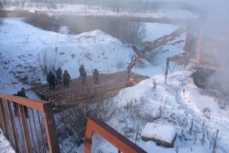 Движение машин на севере Иркутской области восстановлено после обрушения моста