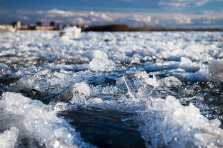 Разрушение льда идет на Байкале в Иркутской области из-за штормовых ветров