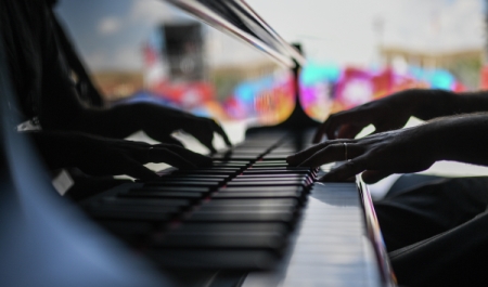 Сельские школы искусств в Омской области получили 50 новых фортепиано