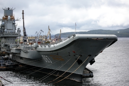 Авианесущий крейсер "Адмирал Кузнецов" загорелся под Мурманском