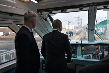 Путин назвал Крымский мост "красавцем" и отметил плавный ход по его железнодорожной части