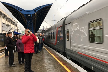 Севастополь с оркестром встретил первый поезд, прибывший по Крымскому мосту