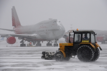 Аэропорт Петропавловска-Камчатского открылся после расчистки полосы от снега