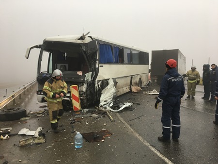 Один человек погиб, трое пострадали при столкновении грузовика и автобуса в Крыму