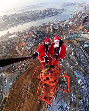 Экстремалы в костюмах Деда мороза поставили новогоднюю елку на радиовышку во Владивостоке