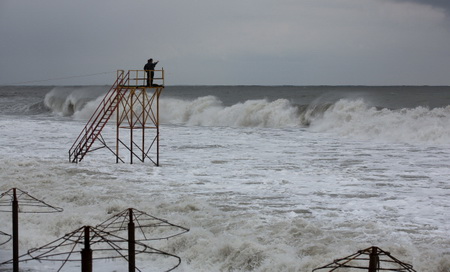 Режим ЧС объявлен в Хабаровском края из-за подтопления домов волнами с моря