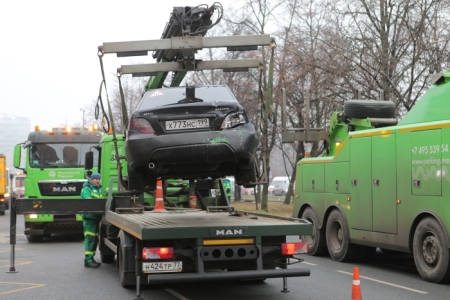 Эвакуация легковых машин в Москве подорожала на 200 рублей