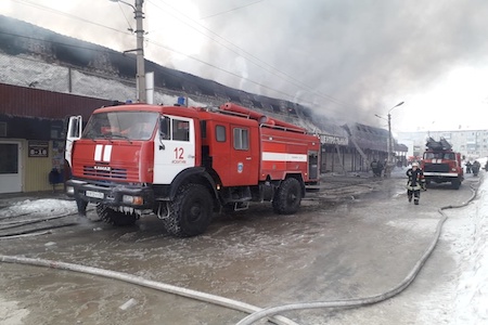 Площадь пожара в торговом комплексе в Новосибирской области увеличилась до 3,5 тыс. кв. м