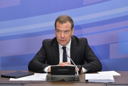 Медведев предложил запретить торговлю никотиносодержащими смесями в ЕврАзЭс
