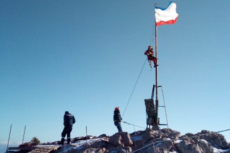 Флаг Крыма водрузили на вершине Ай-Петри