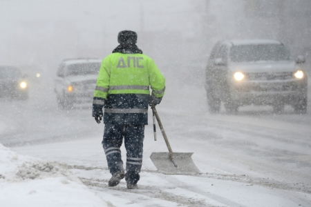 В ГИБДД РФ призвали автомобилистов быть осторожными на дорогах из-за снега и метели