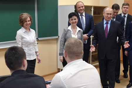 Путин ознакомился с работой химико-технологического колледжа в Череповце