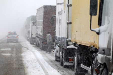Участок трассы "Байкал" в Иркутской области временно закрыли для грузовиков из-за снегопада