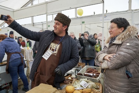 Около 15 тыс. человек посетили фестиваль "Сырная гонка" в Красногорске
