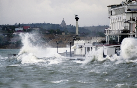Шторм приостановил движение катеров в Севастопольской бухте