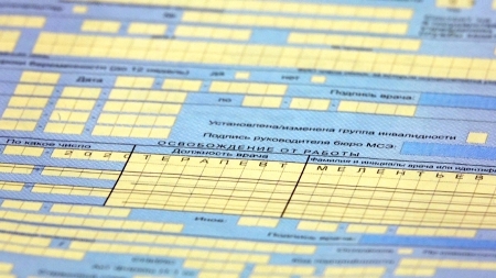 Минтруд: работающие россияне старше 65 лет смогут уйти на больничный до 19 апреля