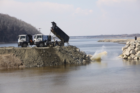 Гидростроители перекрыли реку Бурея в рамках строительства Нижне-Бурейской ГЭС в Приамурье