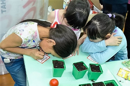 Школьники в отдаленном колымском селе бросают вызов вечной мерзлоте и сажают помидоры