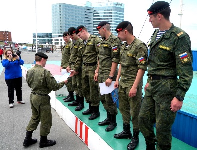 Юные армейцы победили в гребле на шлюпках во Владивостоке