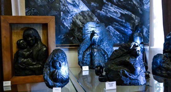 Выставка скульптур из угля открылась ко Дню шахтера в Кемерово