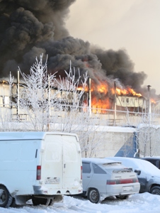 В ХМАО произошел крупный пожар на промобъекте, пострадали три человека