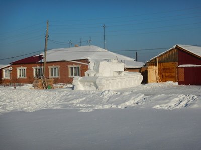 Скульптура танка из снега появилась в Свердловской области