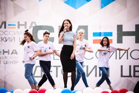 Несколько тысяч гостей ВДЦ "Смена" исполнили песню, посвященную Всероссийскому центру, в день его 32-летия