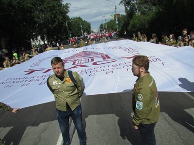 Студенты ТГАСУ впервые прошли шествием по улицам Томска в честь 65-летия вуза