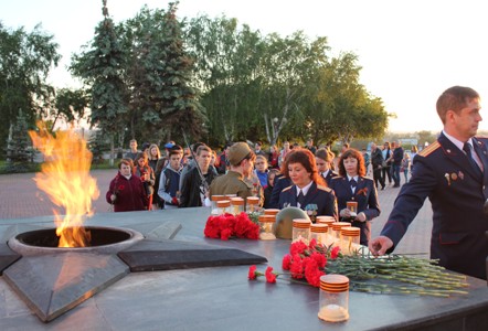 Сотни свечей зажгли на набережной в Тюмени в День памяти и скорби