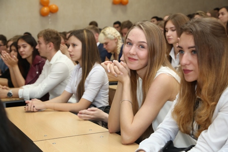Около 1 тыс. человек стали первокурсниками Уральского экономического университета