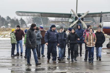 Авиаклуб ДОСААФ в Кубинке открыл двери для школьников Московской области