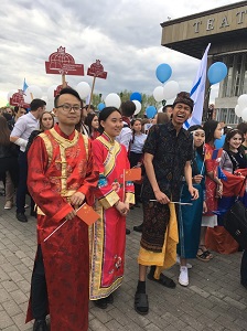Красочным шествием встретил юбилей старейший в Сибири университет