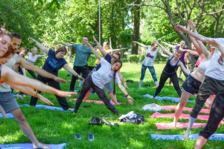 В Петербурге стартовал сезон бесплатной йоги