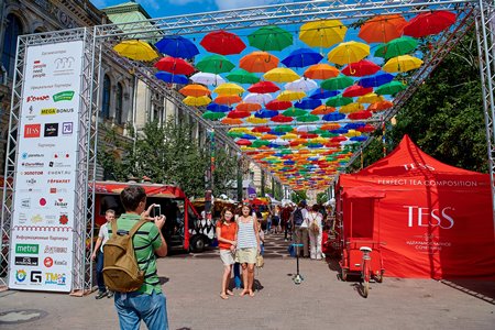 Аллея парящих зонтиков вновь появилась в центре Петербурга