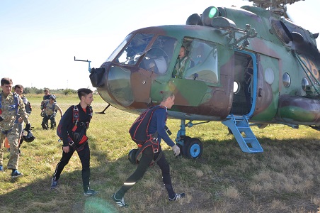 Парашютно-десантные группы и авиаотряды Росгвардии отрабатывают мастерство десантирования и действий по спасению людей на Юге России