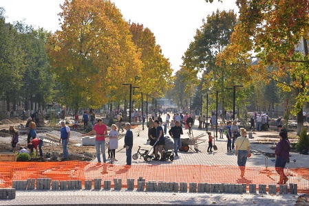 Пешеходная аллея на проспекте Ленина стала центральным местом проведения экологической акции "Наш лес. Посади свое дерево" в Электростали