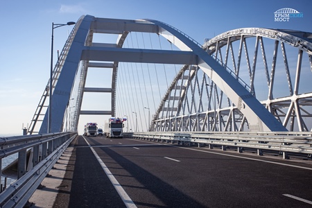 Мост через Керченский пролив открыли для большегрузов