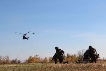 ОМОН Росгвардии отработал в Ростовской области десантирование с вертолета и эвакуацию раненых