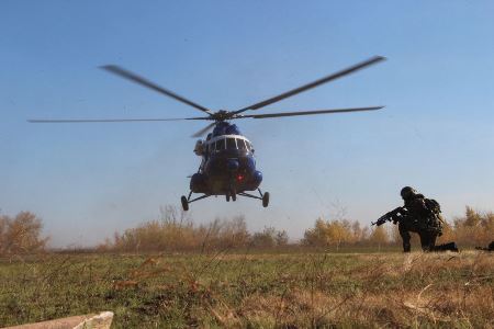 ОМОН Росгвардии отработал в Ростовской области десантирование с вертолета и эвакуацию раненых