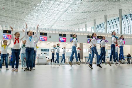 Флешмоб в поддержку имени Айвазовского провели в аэропорту "Симферополь"