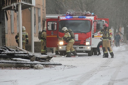 Спасатели Ростовской области отработали навыки ликвидации последствий ДТП, коммунальных аварий, взрыва газа и пожаров